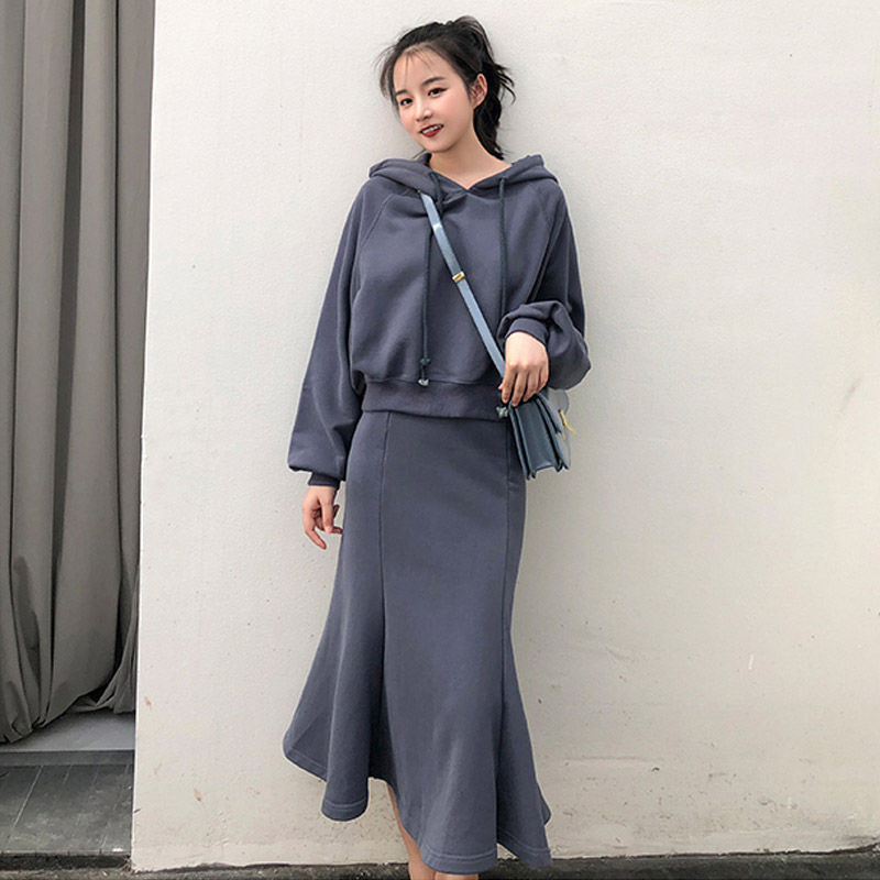 别等人老珠黄再打扮，若不差钱，就学图下女人这样穿，惊艳所有人