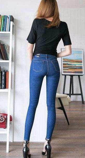 小姐姐穿紧身裤很时尚有气质，秀出美好身材！