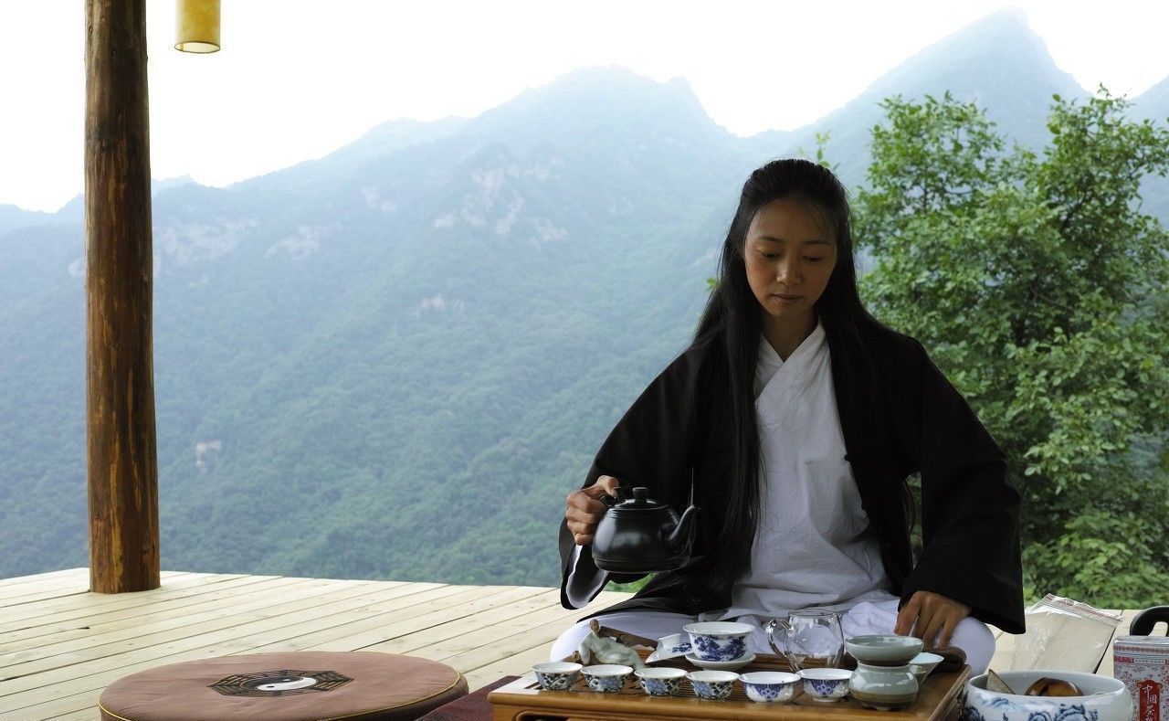 武当文化爱好者隐居大山修行，每天的诵读经文打坐修炼，逍遥自在