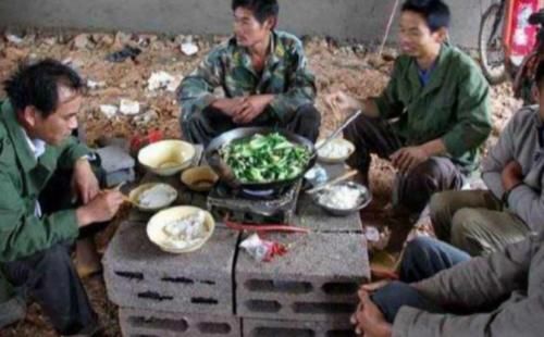  「农民」工地“闹工荒”，包工头直言：以后给再多钱也没有农民