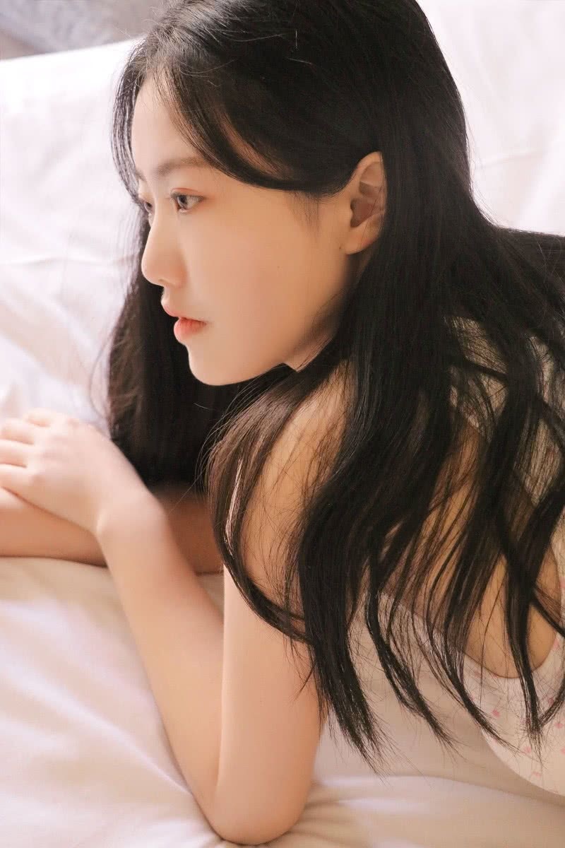 日系白嫩甜美少女香肩美腿小清新写真：我希望爱情可以长长久久