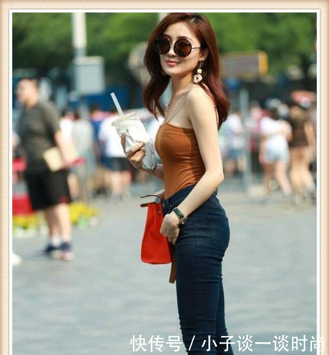 喇叭牛仔裤勾勒出精致美女的傲人曲线，下身线条看起来迷倒众生