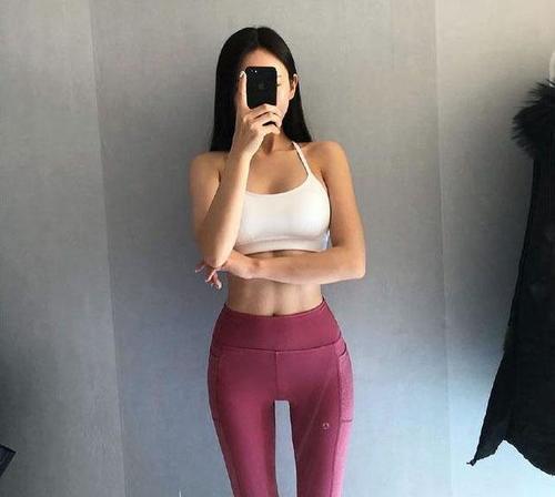 美丽娇艳的抹胸装小姐姐肌肤纯洁白净,甜美的笑容惹人喜欢!