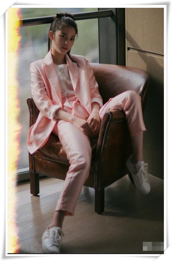 欧阳娜娜穿超短裙，腿是长了几公分，可一坐下就尴尬了！