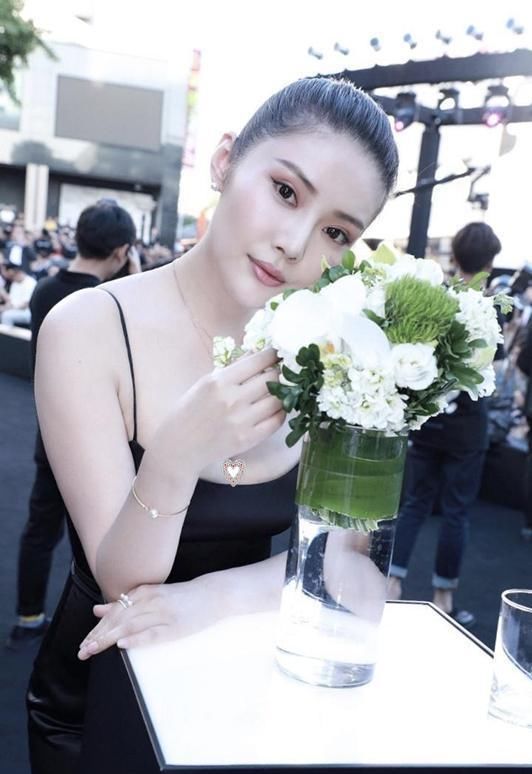 吊带@穿黑色吊带连衣裙凹造型，“腰臀比”惊艳，被徐冬冬的身材惊艳了