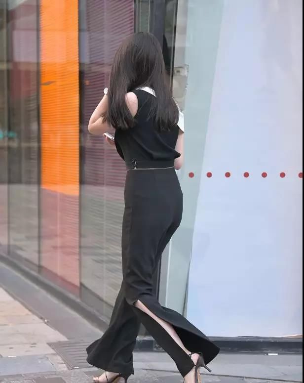 街拍：冷艳的气质更迷人，穿黑裤超性感的翘臀美女