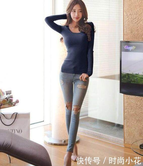 路人街拍：这么骄傲可爱的小姐姐，是想送花给心仪的男生吗