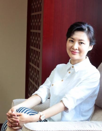 央视一姐周涛现身机场，几日不见换了造型师？