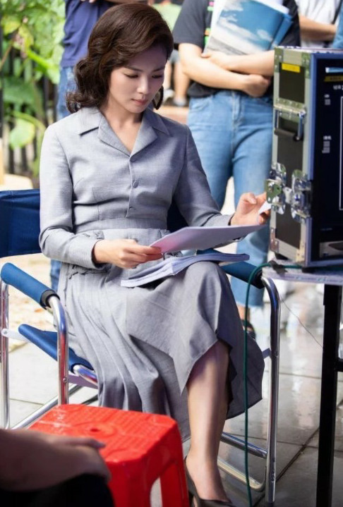 刘涛真的发福了？一袭长裙尽显大妈气质，这腿比蒋欣的腿还粗！