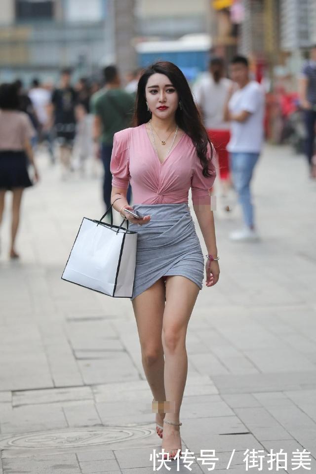 美女穿一身“裹装”，好身材显而易见，女人味很浓！