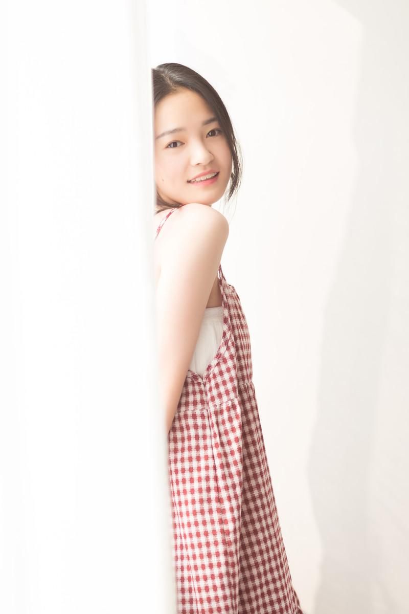 格子裙美女性感诱人床上写真图片