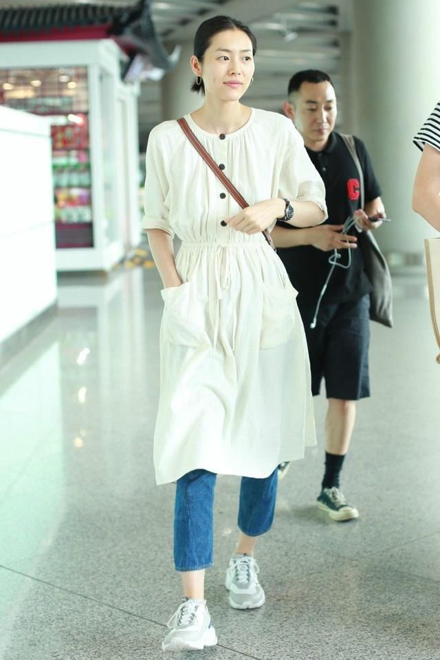 刘雯裤腰带都得绕两圈，想穿牛仔裤真难！