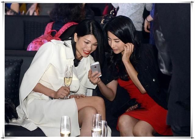 章泽天和郭晶晶同穿黑色西装，一个霸气女总裁，一个青涩小文秘