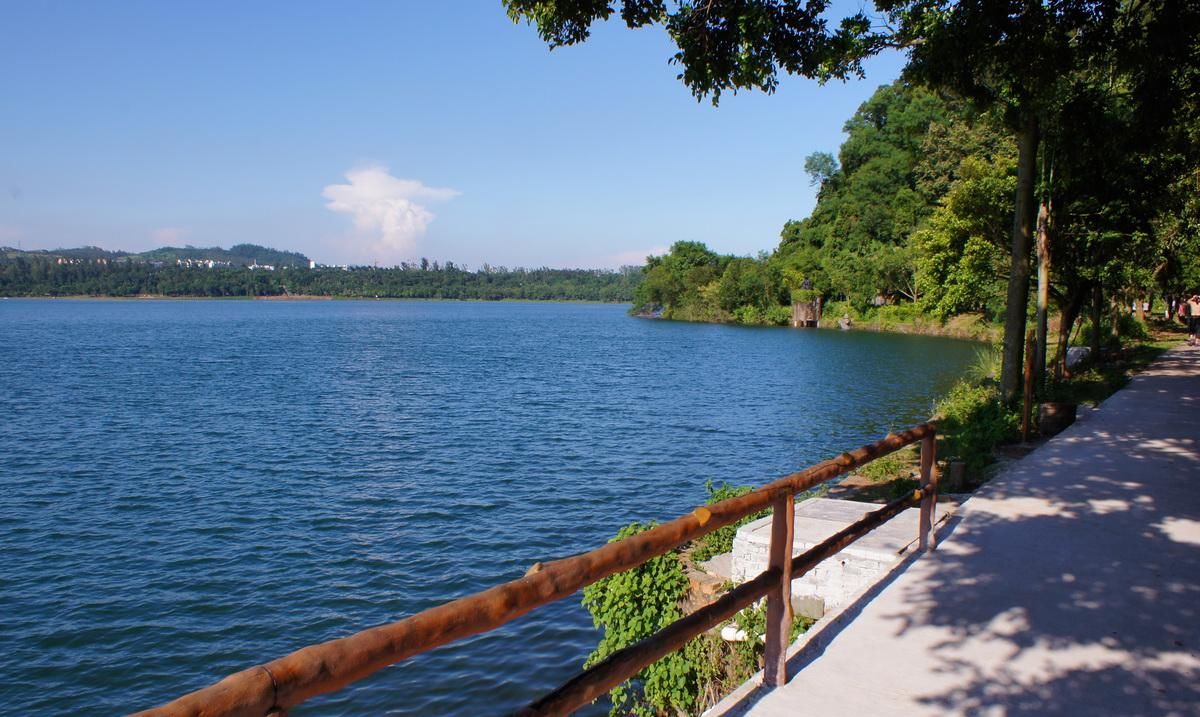 广东被遗忘的湖泊，是中国乃至世界最大的湿玛珥湖，湖深20多米