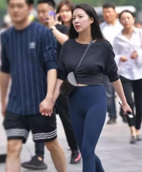  气质：街拍：软玉温香的小姐姐，一条白色的连衣裙，时尚优雅魅力范