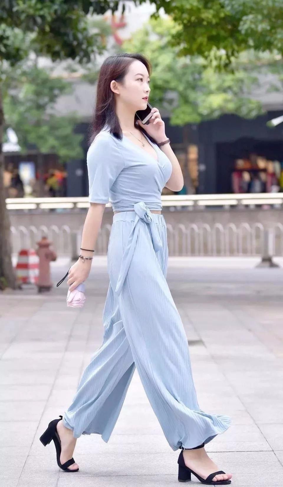 街拍:气质高雅的30岁已婚辣妈，老公孩子的骄傲!