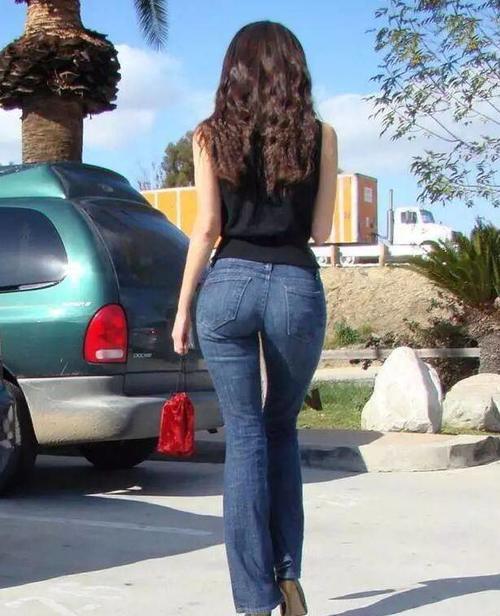 紧身牛仔裤小姐姐凹凸有致的身材，迷人的微笑，尽显清纯魅力！