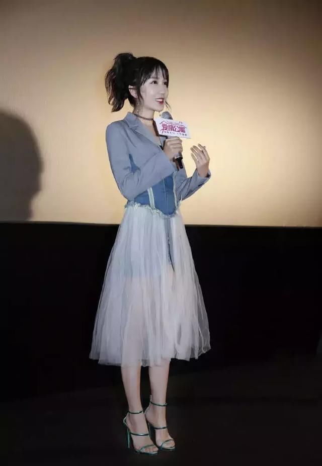 娄艺潇“马上”坐姿不雅，鞋子玩捆绑，流苏皮衣遮住大腿根