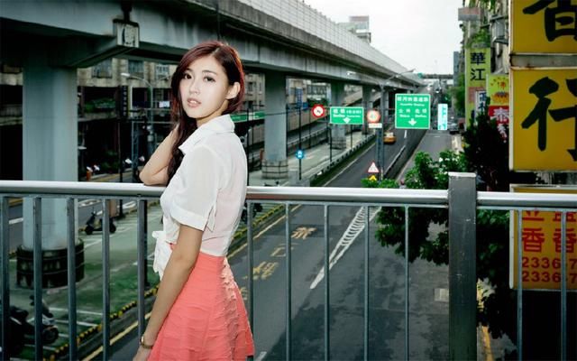 穿粉色短裙的邻家女孩，苗条的身姿给人留下一个优美的背影！