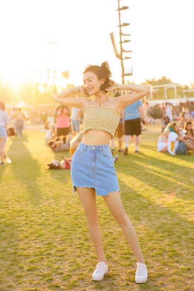 郝蕾真大胆! 穿的蕾丝连衣裙也太透明了 网友: 根本遮不住还不如