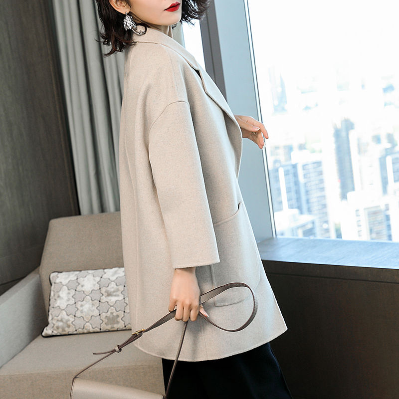 即使不会打扮，春节也别穿羽绒服，今年流行这样的大衣，洋气减龄