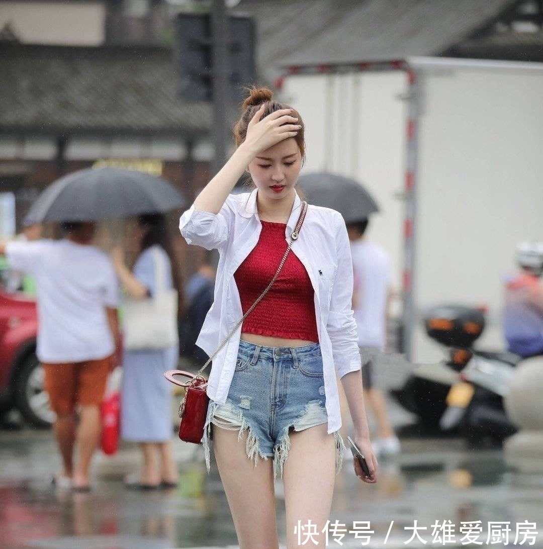 「让自己」美女这身材,需要一把小号的伞就可以了