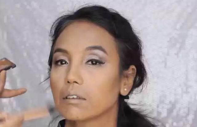 40多岁的环卫工阿姨化妆，最后看到照镜子里的自己笑中带泪