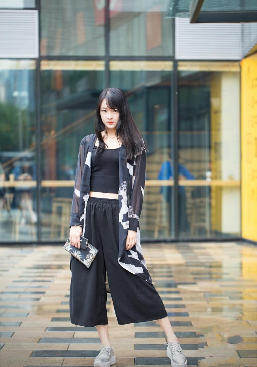 街拍：苗条妩媚靓丽的小姐姐，白皙时尚性感气质迷人！