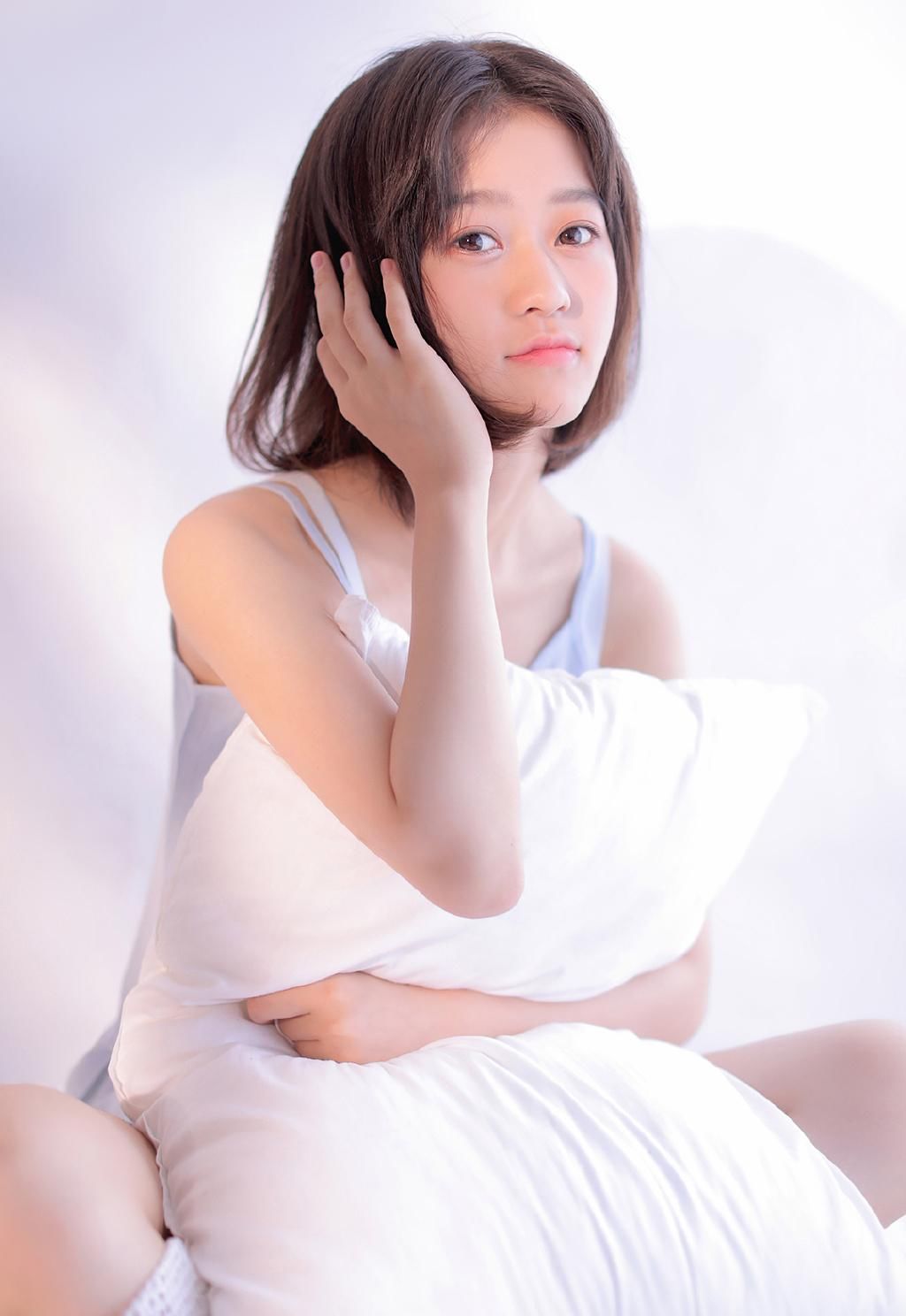 酥胸美女尤物吊带睡衣性感床照图片