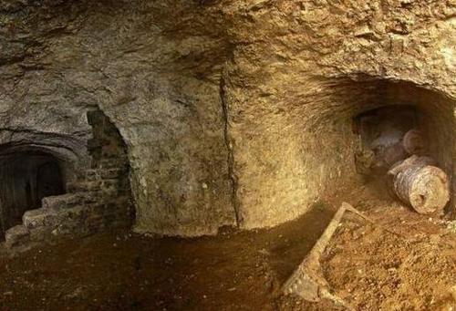 停车场下陷惊现百年地下洞穴 或为一战时期军事训练场