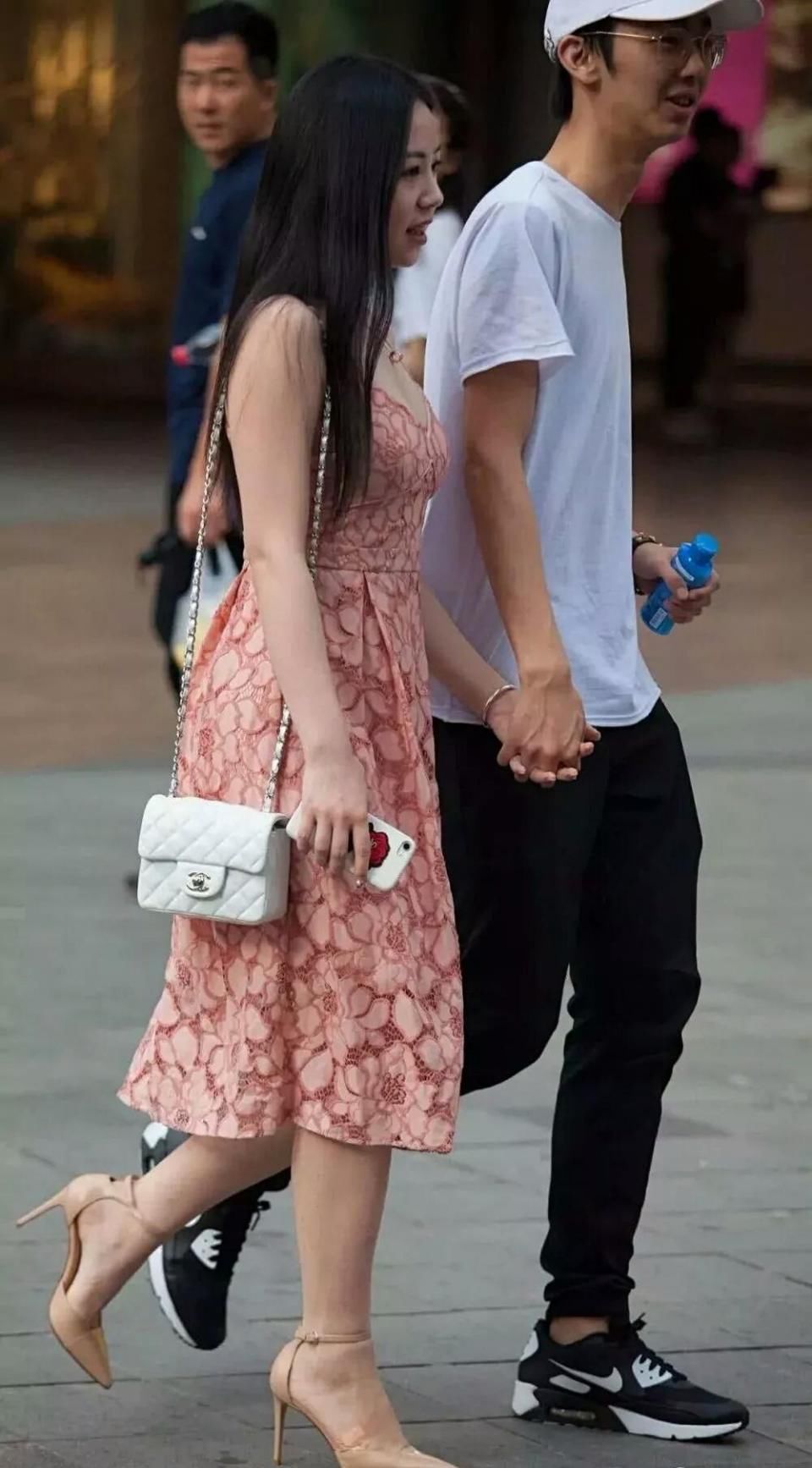 街拍：身材很棒的粉裙美女和男友晒幸福