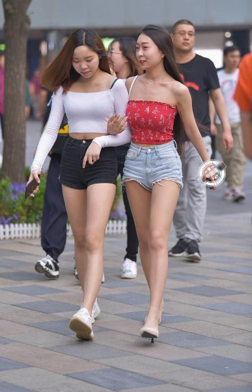 路人街拍，短裤展示美女的大长腿， 时尚又性感，潮流又百搭！