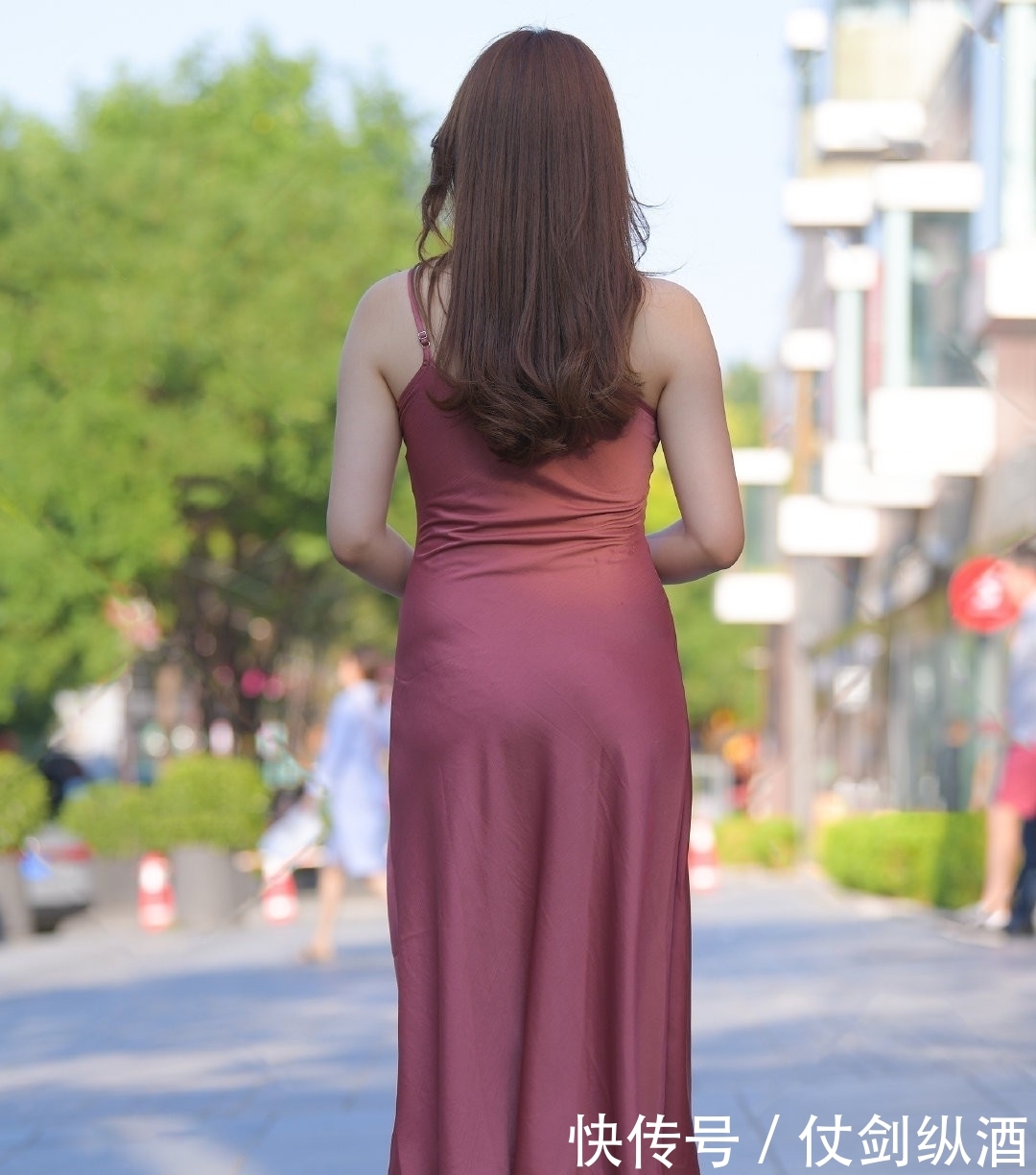  凸显：摄影：丰满型美女好迷人,吊带裙凸显好身材,街上一道风景线