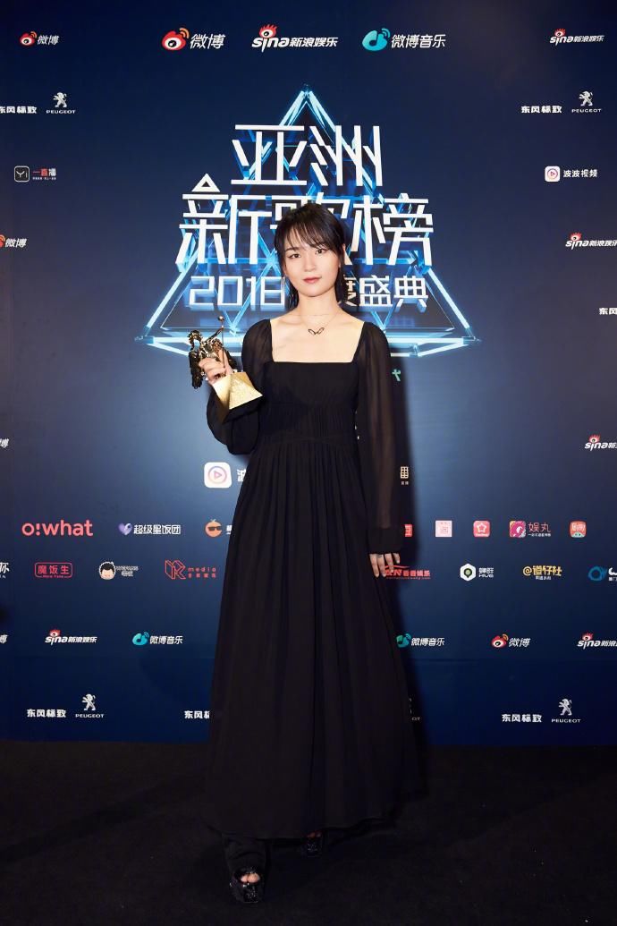 周笔畅性感露背装写真图片