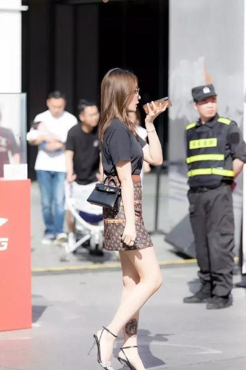 吊带■街拍:小姐姐穿着一件v领的吊带连衣裙,看上去经典又时尚
