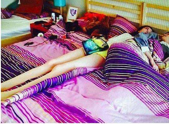 时尚街拍：20岁女子腿长一米二, 出门不敢穿裙子