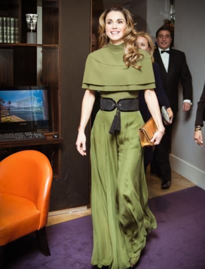 第一夫人穿连衣裙:西班牙王后风姿迷人，马克龙低头不语摸下巴!