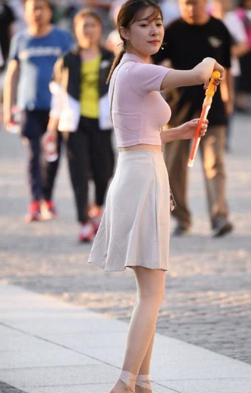 街拍：粉色上衣与短裙的搭配，美丽又可爱