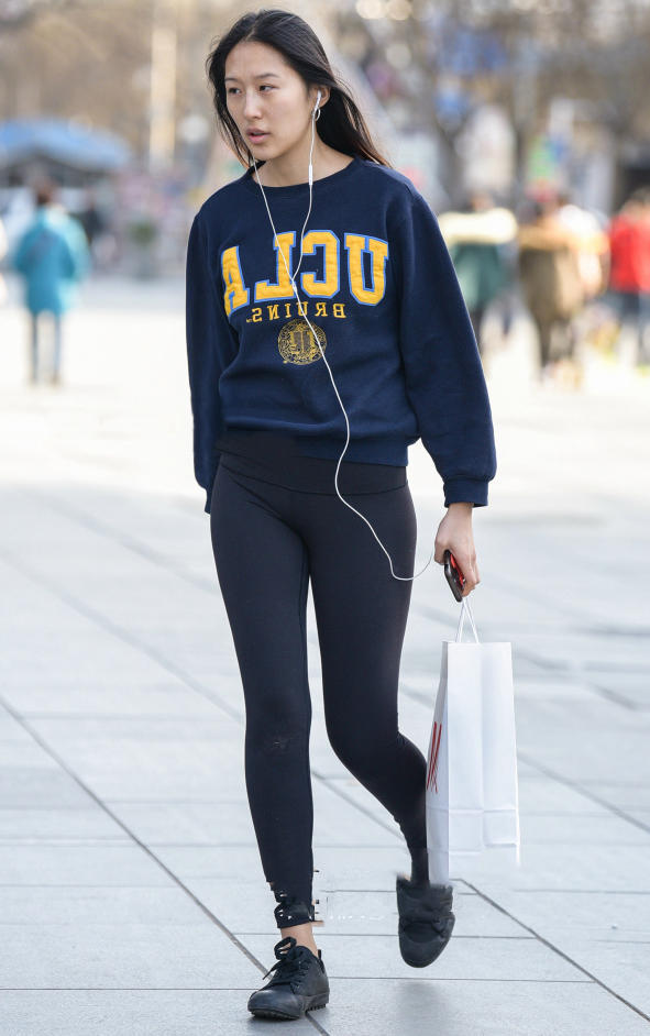 清秀美女黑色紧身裤秀出修长美腿,摇摆的姿态很是撩人