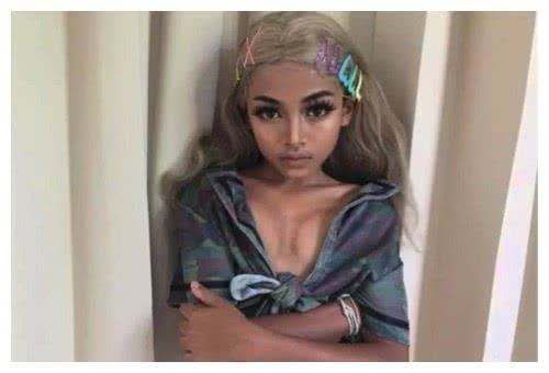 妖娆的小男生:初中生小鲜肉学习化妆,涂上口红,够诱惑!