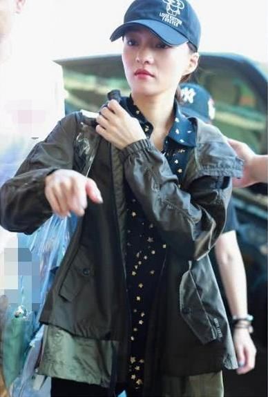 尴尬！好端端一个正宫旗袍裙，让张韶涵穿出了夜店风？