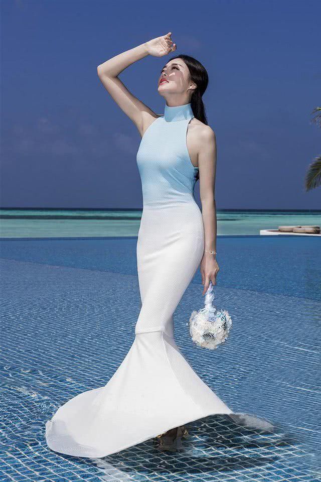 秦岚开叉裙开得太高了，难怪要用包包挡着，网友：还能好好走路吗