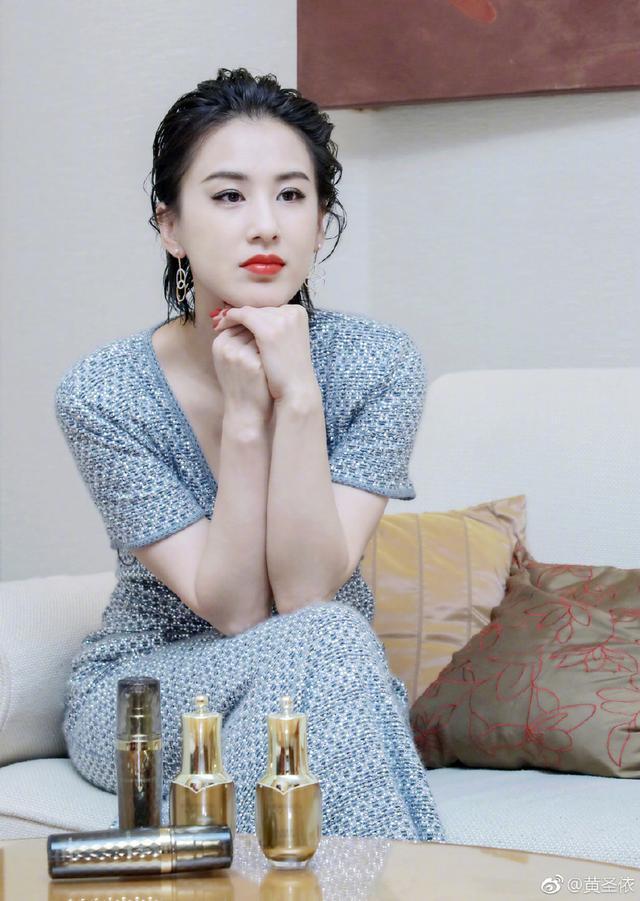 黄圣依身穿紧身连衣裙现身，惊现微凸小腹，网友：这是吃胖了？