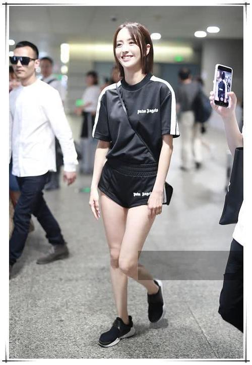 佟丽娅又把睡裤当短裤穿！可这次却意外嫩出新高度，网友：美炸了