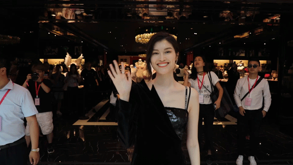 何穗穿渐变色抹胸裙，皮肤白到反光，网友：这气质简直了！