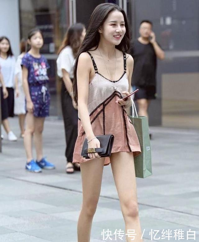 『 薄纱』小姐姐身穿粉色系的薄纱连衣裙,看上去真是好仙女呢,路人街拍