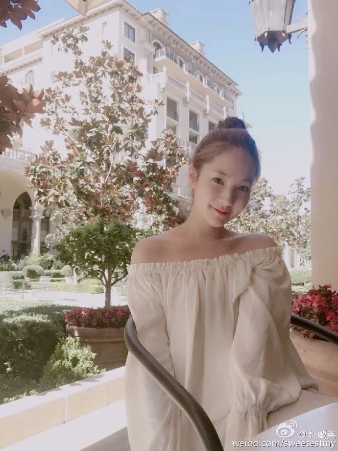 朴敏英到底往脸上打了什么?Q弹的水光肌让人目不转睛!