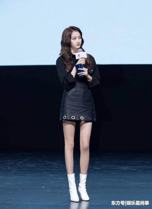 关晓彤为了时尚豁出去了，把外衣剪掉一半，网友：鹿嫂太有型了