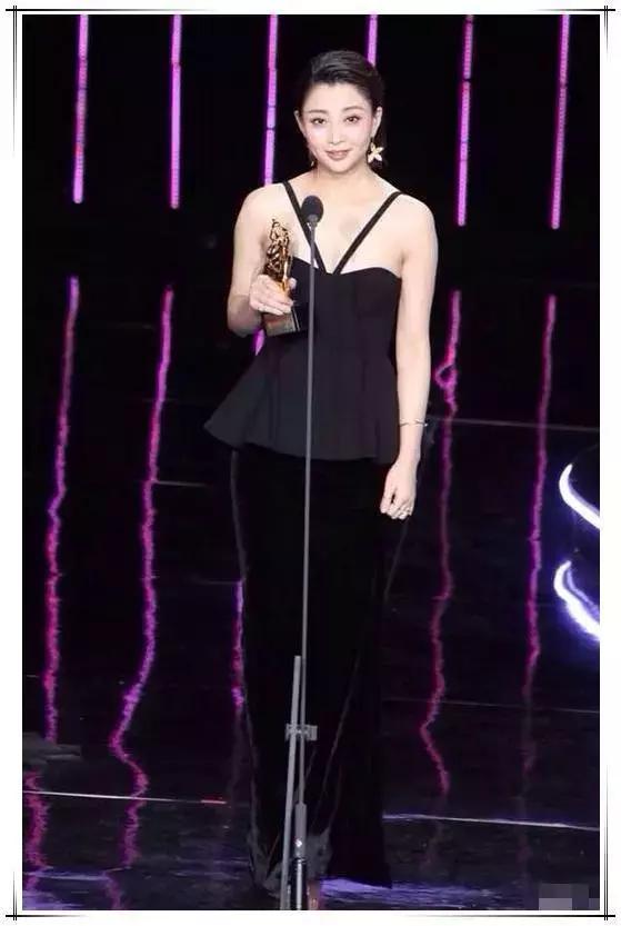 38岁殷桃为扮美，穿开叉裙秀香肩，网友：点到为止的性感恰到好处