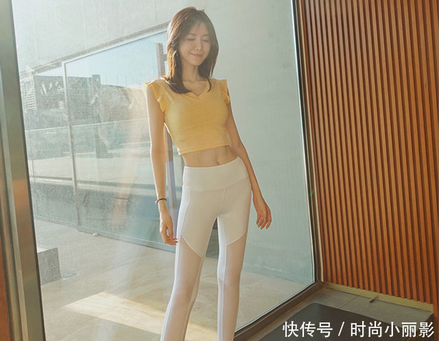 紧身打底裤：让苗条美女的腿型展现美感！